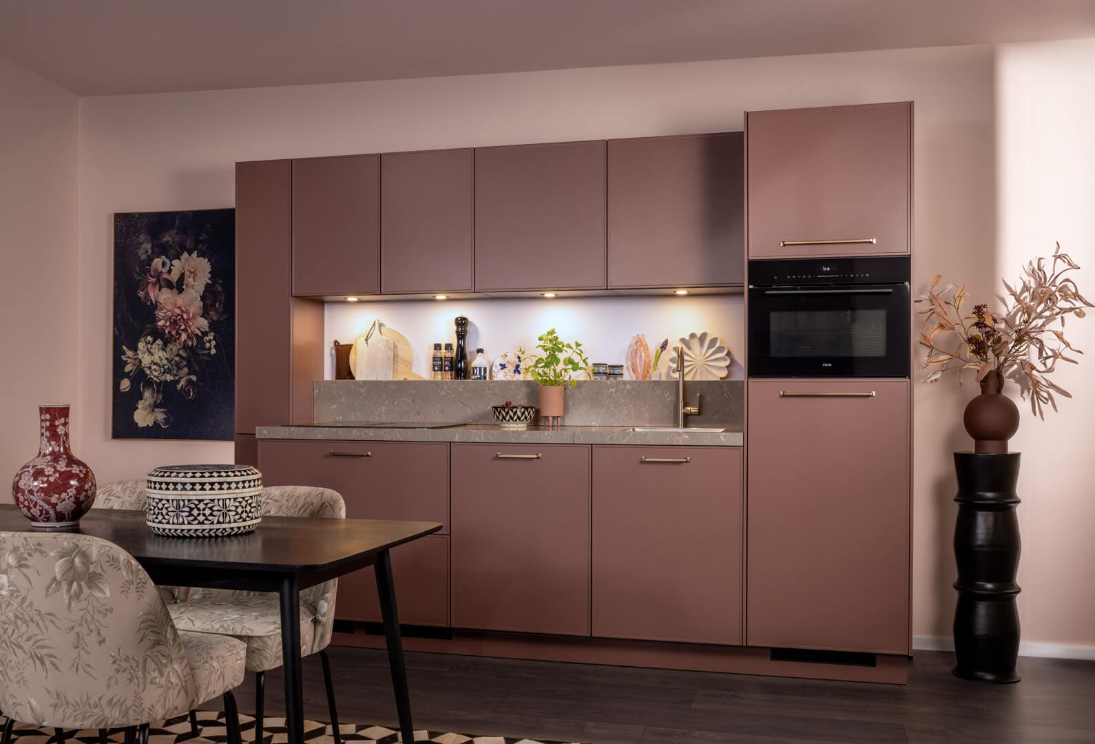 Kleine rechte keuken met moderne uitstraling