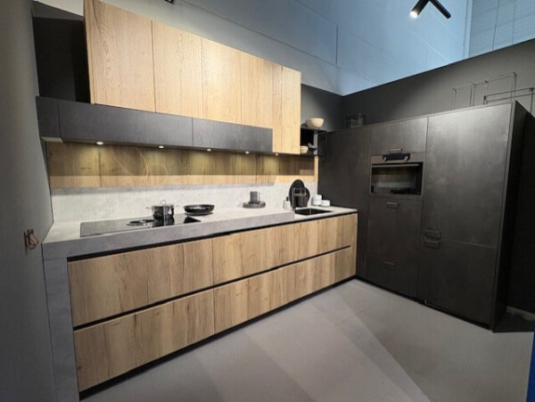 Showroomkeuken Atlas Trend Metaalzwart icm Jura Wild Eiken Licht